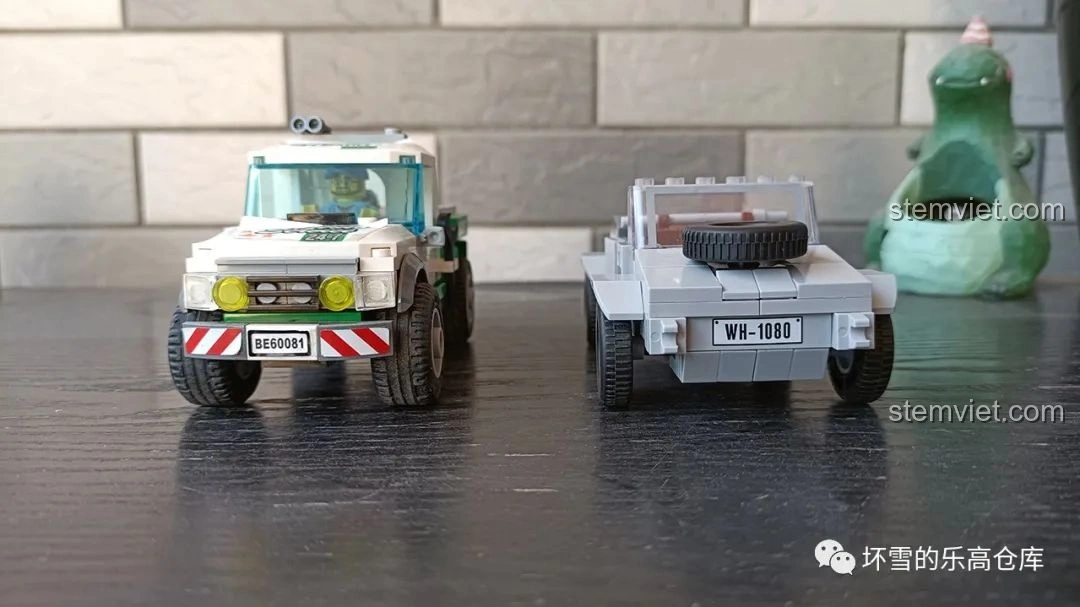 Đồ chơi lắp ráp xe quân sự Đức QUANGUAN VW82 Kübelwagen nhìn từ phía trước, so sánh với xe cứu hộ.