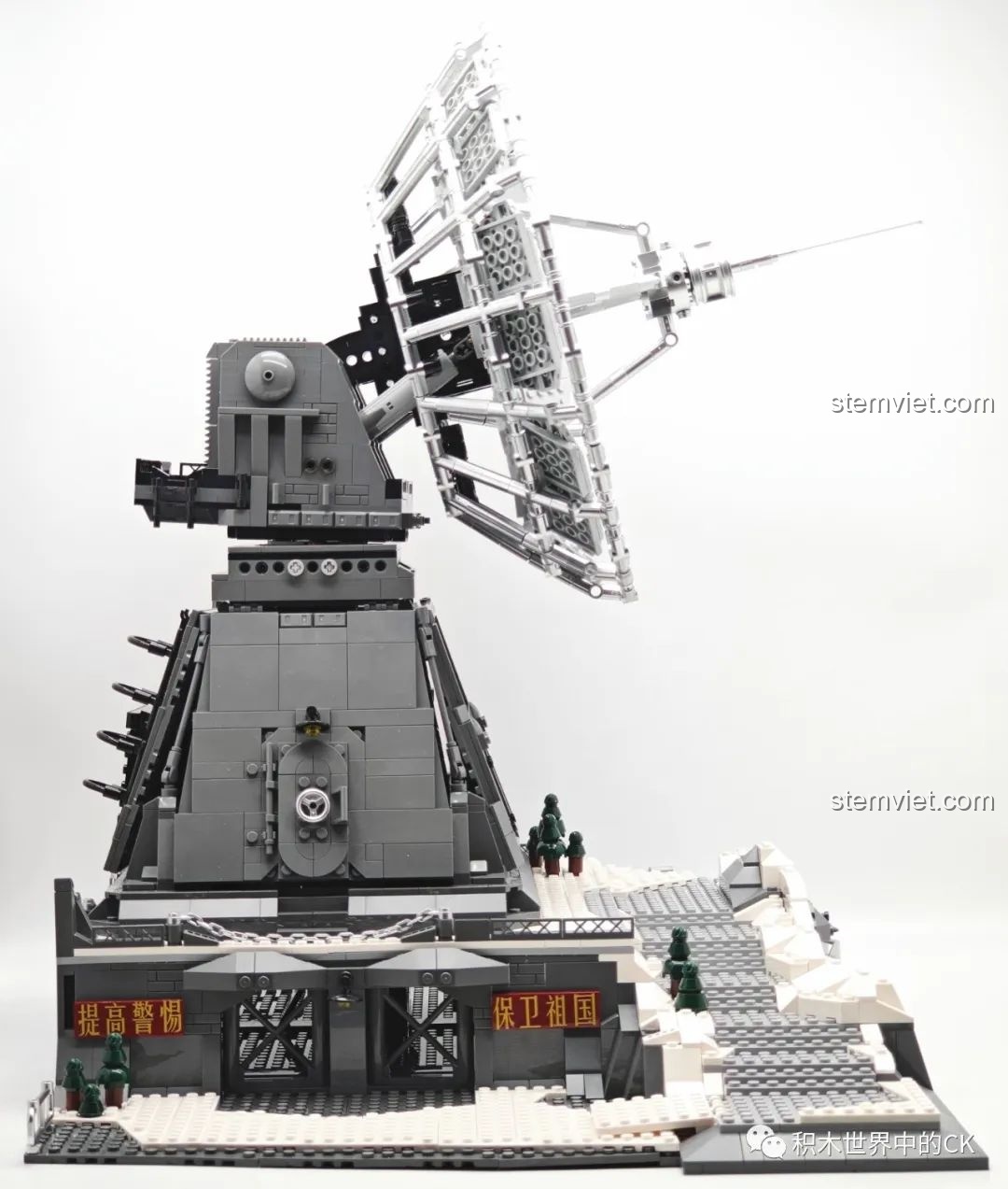 Chi tiết đĩa radar của mô hình Hồng Ngạn Cơ Địa Yangheda YHD 900500200020 nhìn từ phía trước, với các tấm panel được lắp ghép tỉ mỉ.