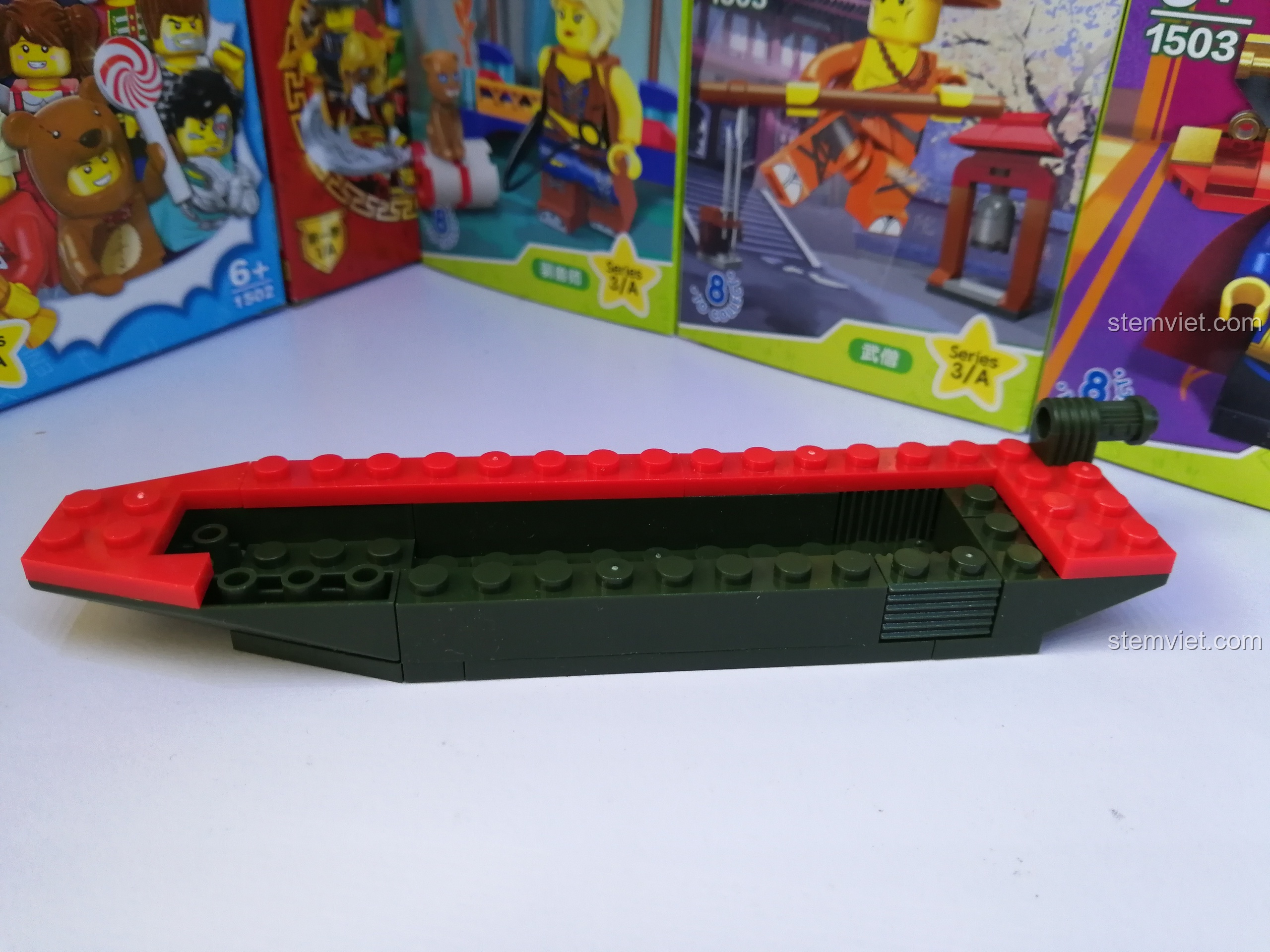 Thêm các chi tiết màu đỏ để tạo điểm nhấn cho bộ xếp hình Mô hình trực thăng quân đội Enlighten 0274.