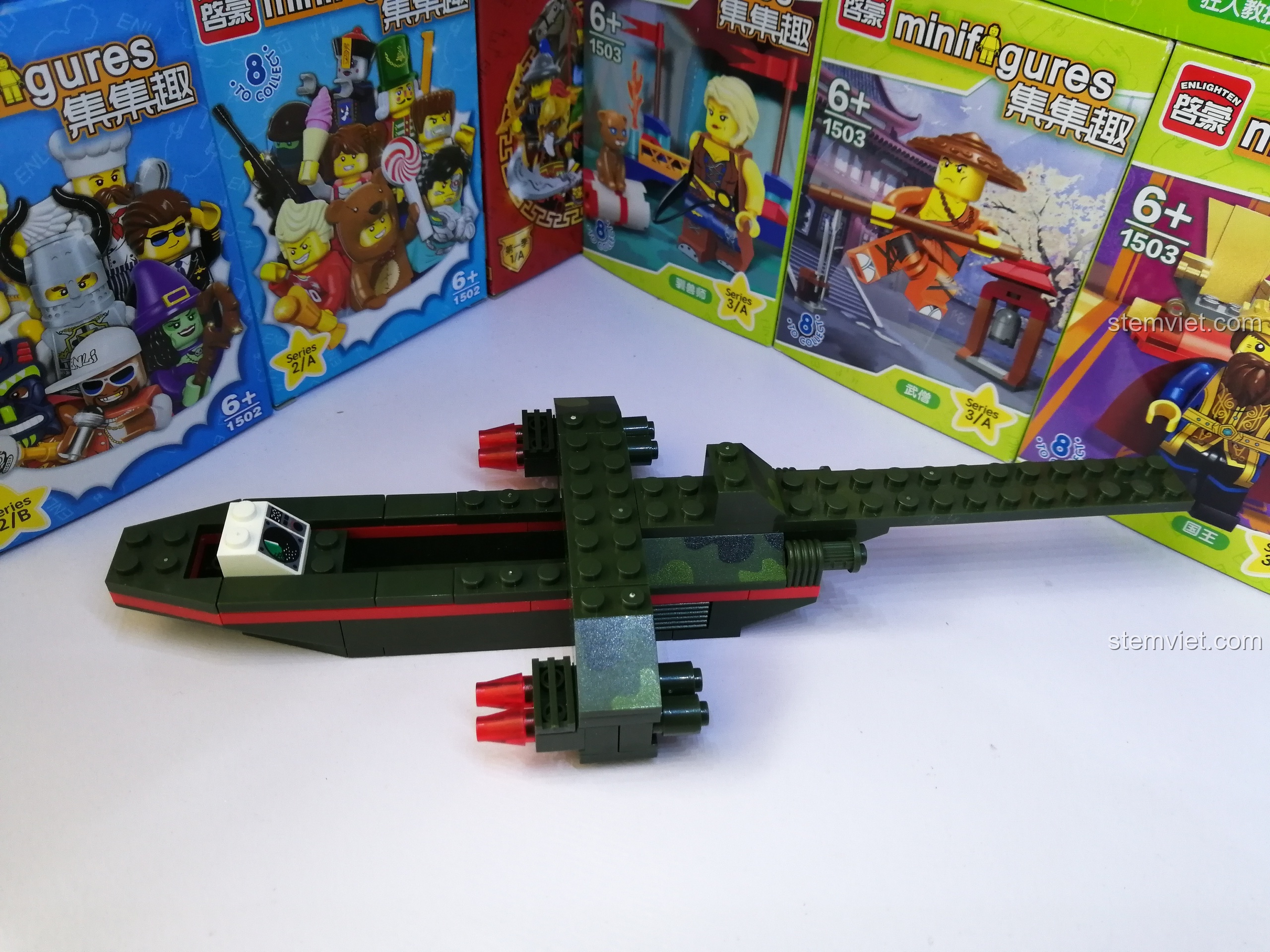 Mô hình trực thăng quân đội Enlighten 0274 đã hoàn thành phần thân và cánh phụ, sẵn sàng cho các bước tiếp theo.