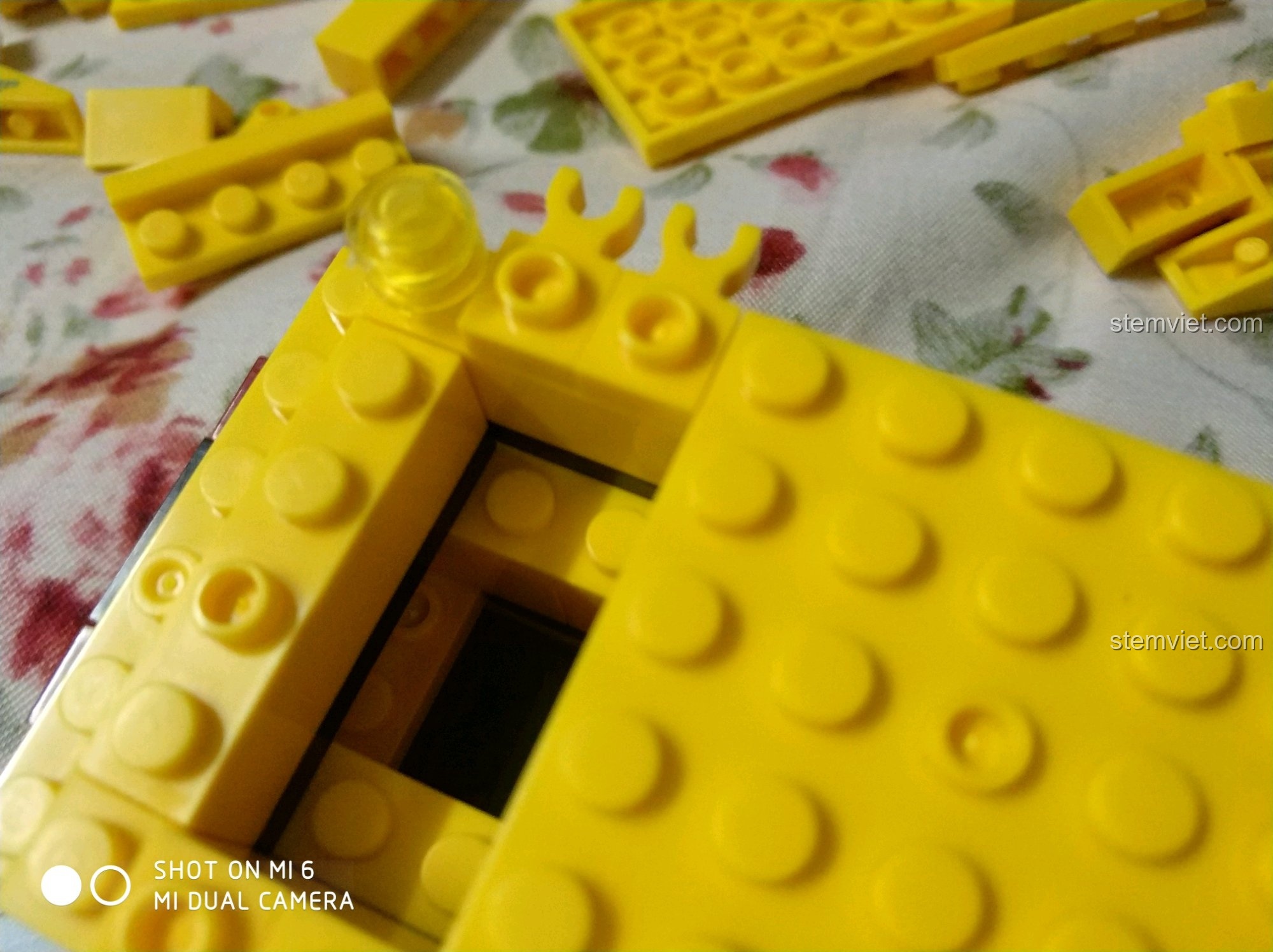 Chi tiết đặc biệt trong bộ Enlighten 0493 Xe Nâng Hàng Chuyên Dụng, hỗ trợ cơ chế nâng hạ của xe.