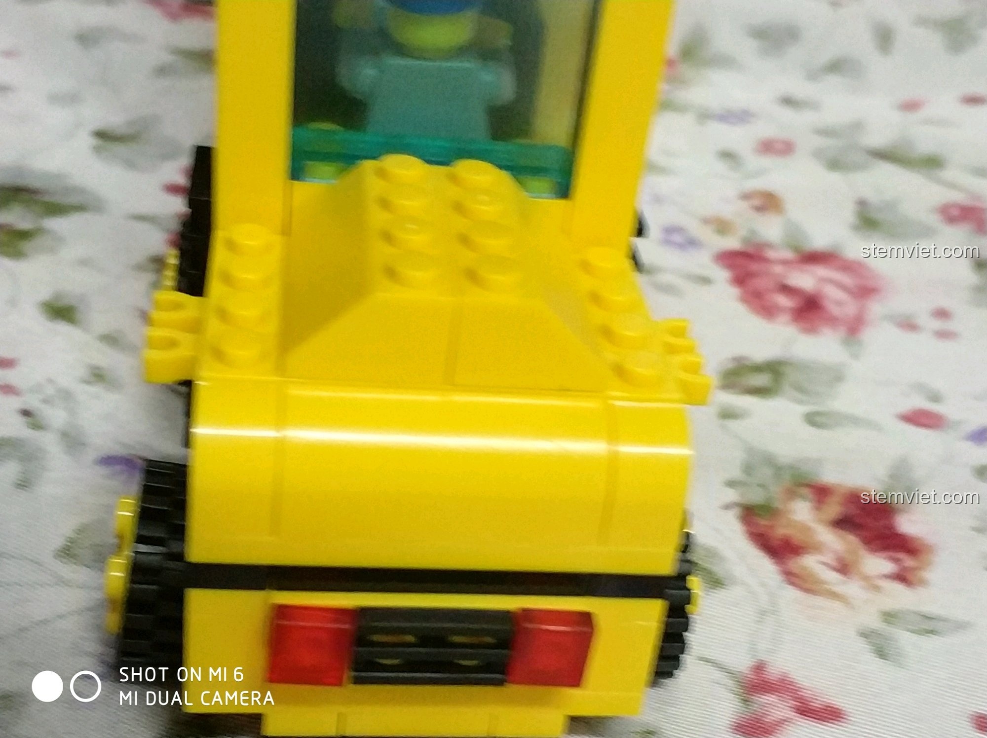 Góc nhìn nghiêng của xe nâng Enlighten 0493 Xe Nâng Hàng Chuyên Dụng đã hoàn thiện, sẵn sàng cho công việc.