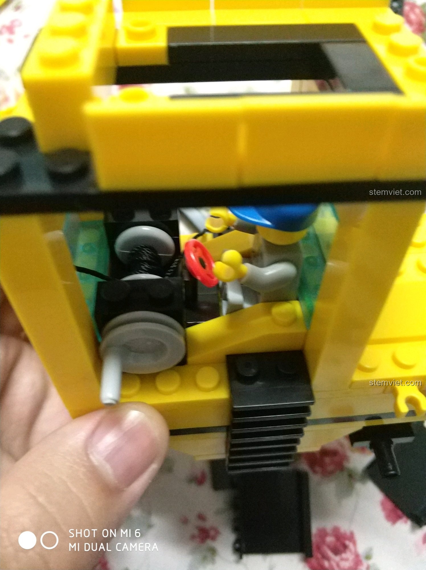 Khoang lái đơn giản của xe nâng trong bộ Enlighten 0493 Xe Nâng Hàng Hạng Nặng và Đua Mini, có vô lăng và ghế ngồi.