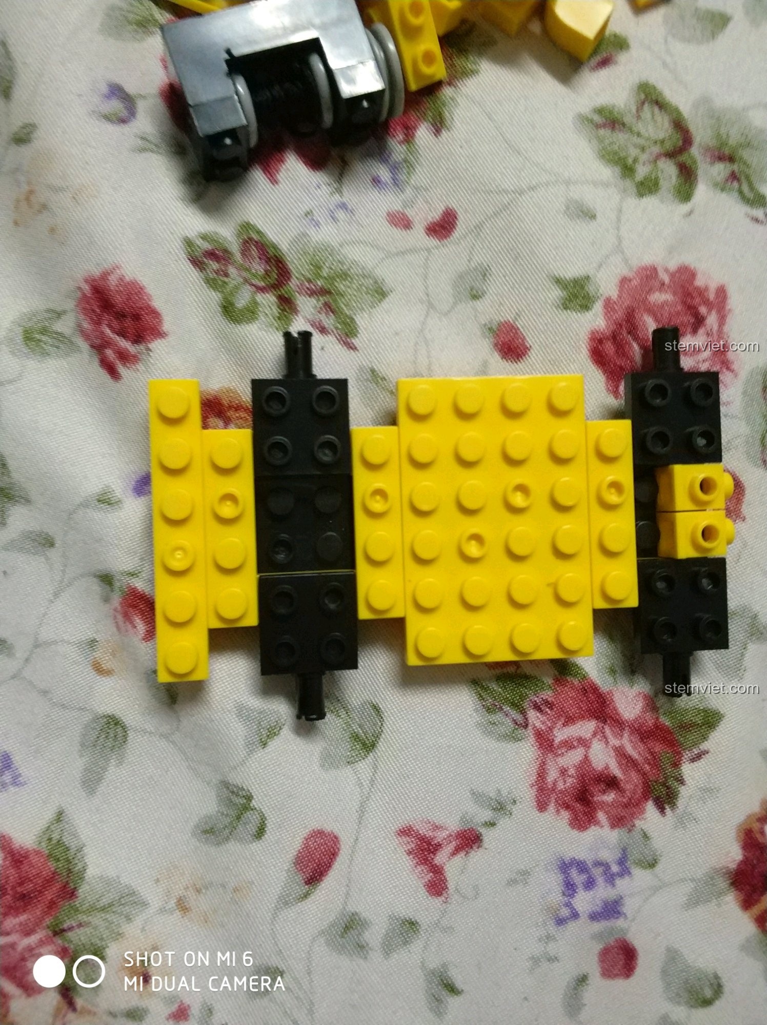 Quá trình lắp ráp phần khung gầm xe nâng của bộ Enlighten 0493 Xe Nâng Hàng Công Nghiệp, tạo nền tảng vững chắc.