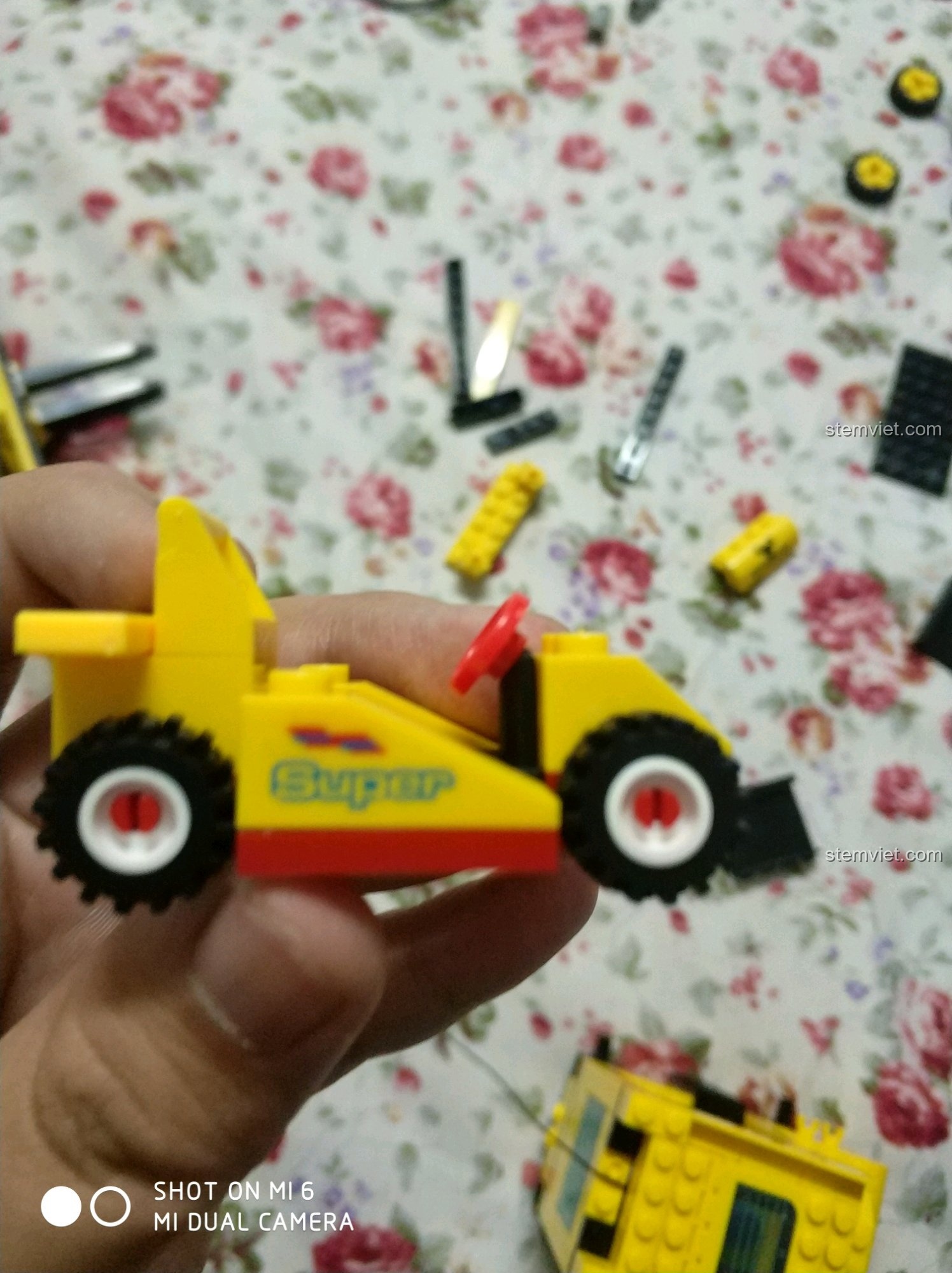 Mặt trước xe đua mini của bộ Enlighten 0493 Xe Nâng Hàng Lắp Ráp, với logo 'ACTIVE' nổi bật.