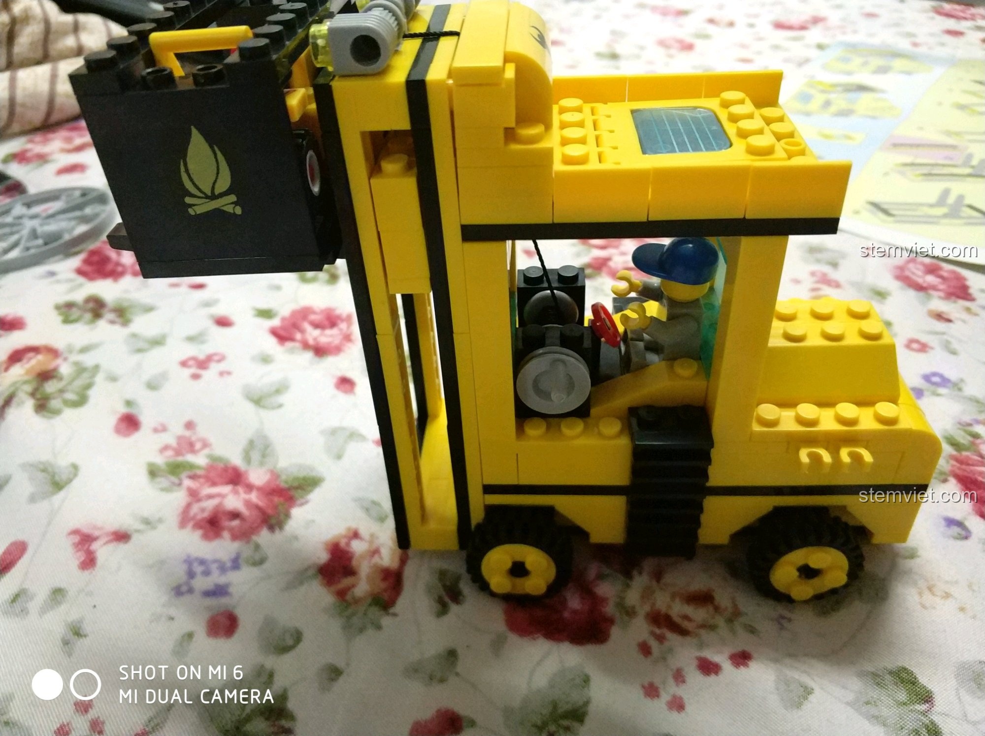 Bộ đồ chơi lắp ráp Enlighten 0493 Xe Nâng Hàng Hạng Nặng và Đua Mini đã hoàn chỉnh, sẵn sàng trưng bày và chơi.