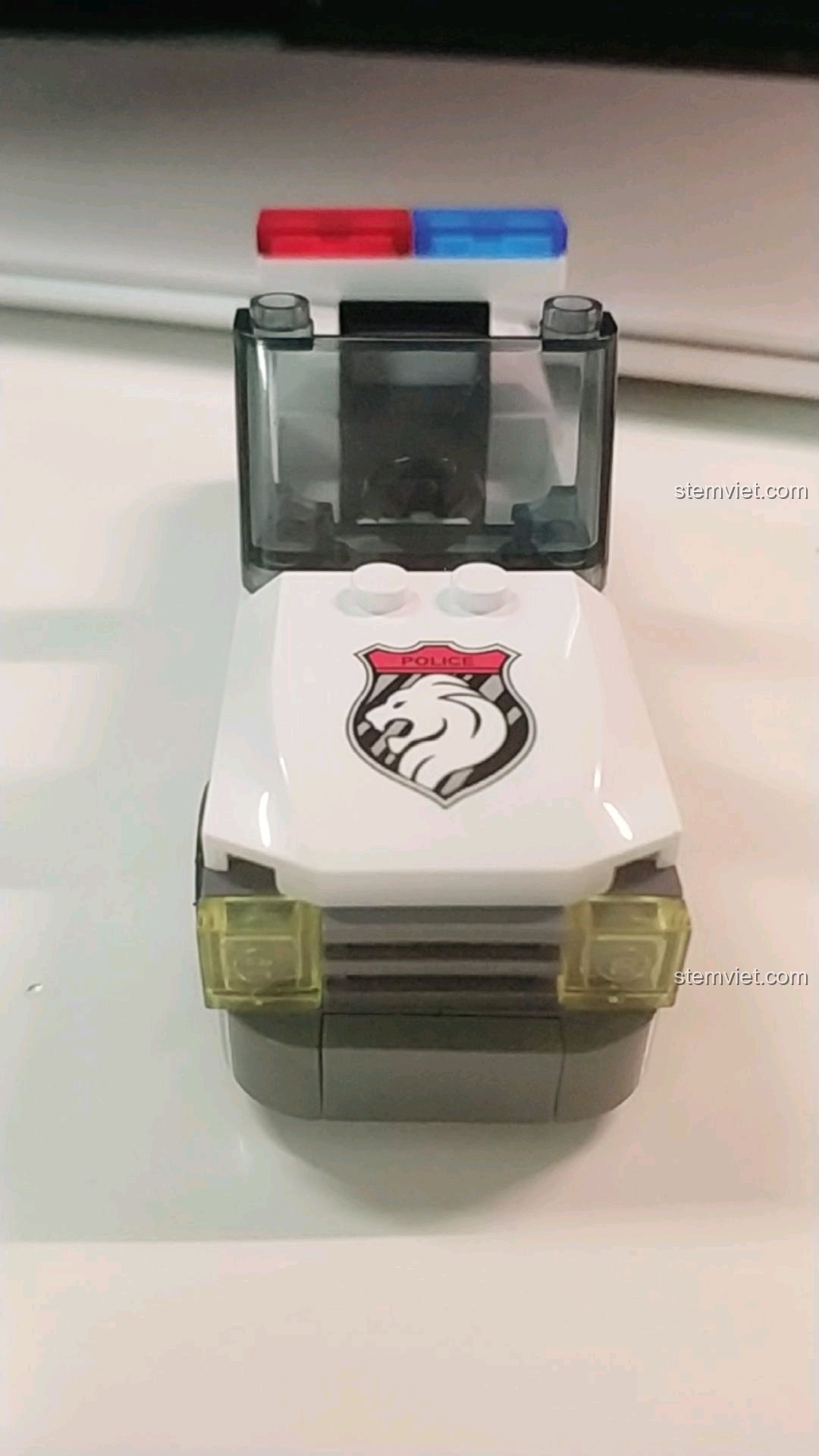 Mô hình xe cảnh sát Enlighten 125 hoàn thiện nhìn từ phía trước, nổi bật với logo trên nắp capo.