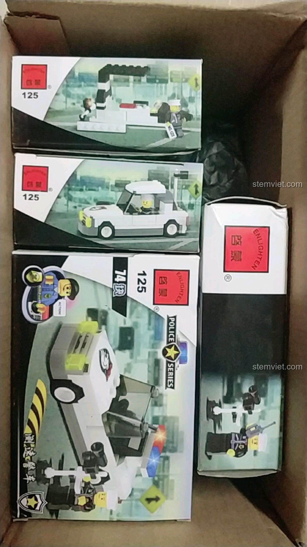 Bên trong thùng là nhiều hộp đồ chơi mô hình Xe Tuần Tra Giao Thông Enlighten 125, cho thấy độ hot của sản phẩm.
