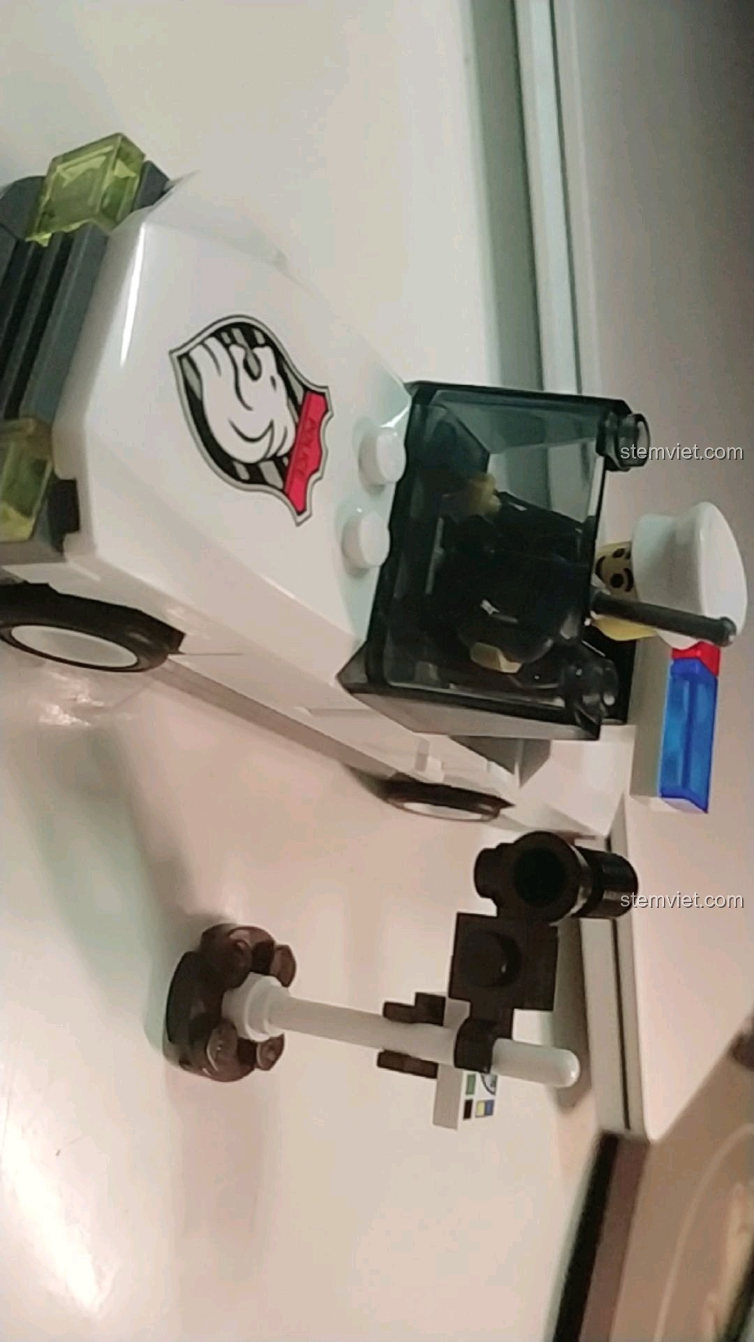 Minifigure cảnh sát ngồi sau vô lăng chiếc xe tuần tra Enlighten 125, sẵn sàng lên đường làm nhiệm vụ.