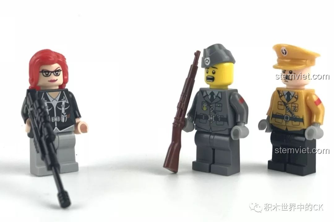 Ba minifigure (Nữ điệp viên, Lính quân đội, Sĩ quan Đức) cùng vũ khí trong bộ Enlighten 1708.