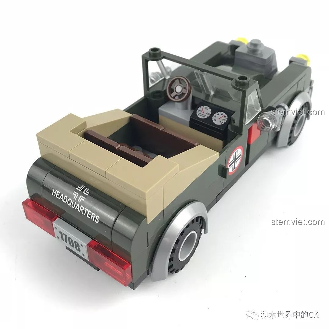 Nội thất của xe mui trần quân sự Enlighten 1708, hiển thị vô lăng và bảng điều khiển.