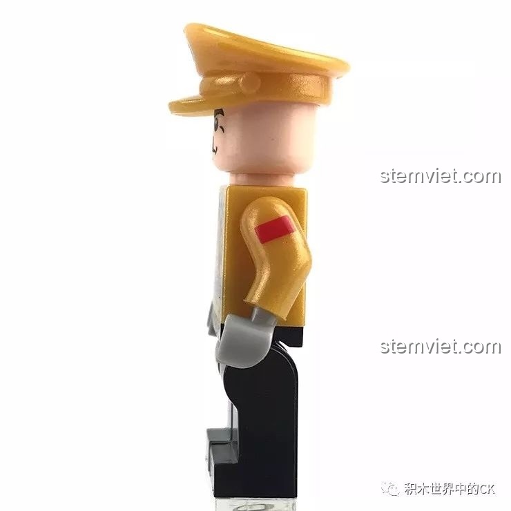 Góc nhìn bên cạnh của minifigure Sĩ quan Đức trong bộ Enlighten 1708, thể hiện thiết kế tổng thể.