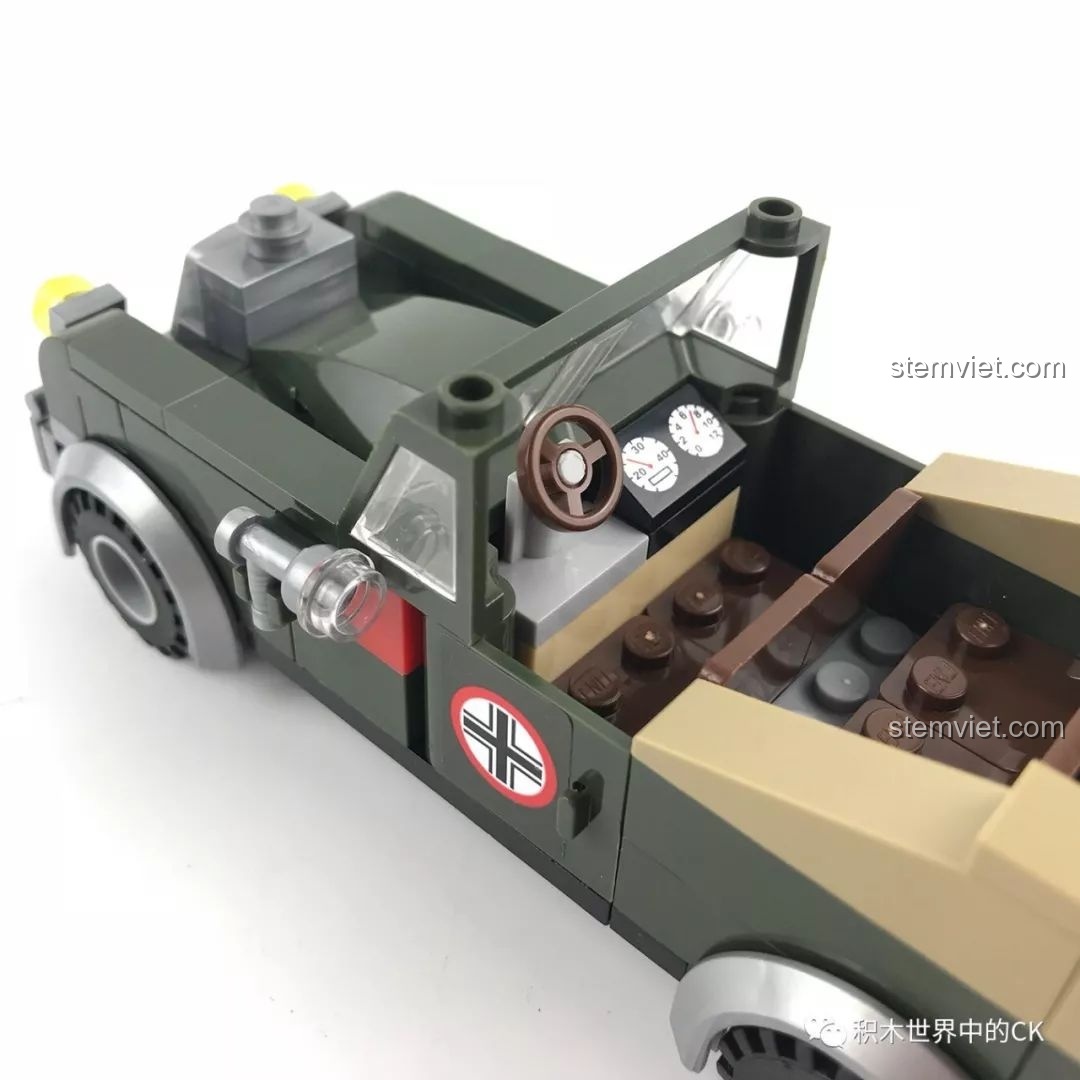 Xe mô tô quân sự đi kèm bộ Enlighten 1708, thiết kế nhỏ gọn và linh hoạt.