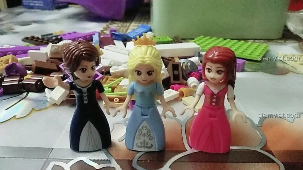 Ba nàng công chúa Leah, Lucy và Lina trong bộ lắp ráp Enlighten 2608 Hoàng gia Ngự Thư Phòng, sẵn sàng cho cuộc phiêu lưu xây dựng.