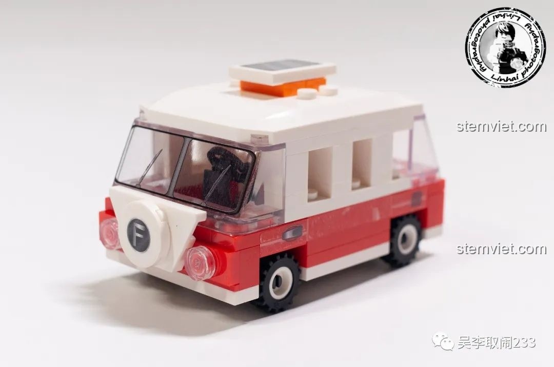 Mặt trước của mô hình xe bus Volkswagen T1 Forange FC8279 với logo chữ F.