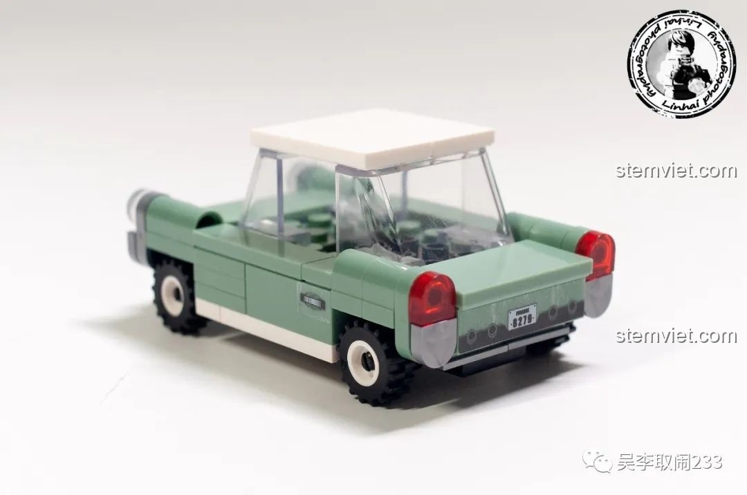 Mặt sau của mô hình xe hơi cổ điển Forange FC8279 với chi tiết đèn hậu và biển số.