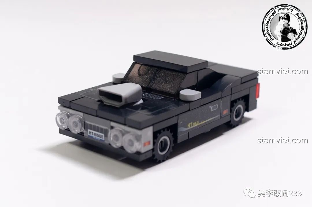 Mặt trước của mô hình xe Dodge Charger Forange FC8279 với động cơ lộ ra ngoài.