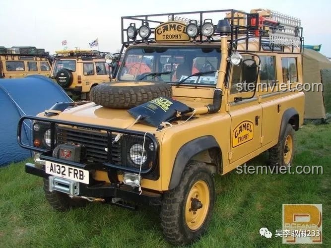 Mặt trước của mô hình xe Land Rover Defender 110 Forange FC8279.