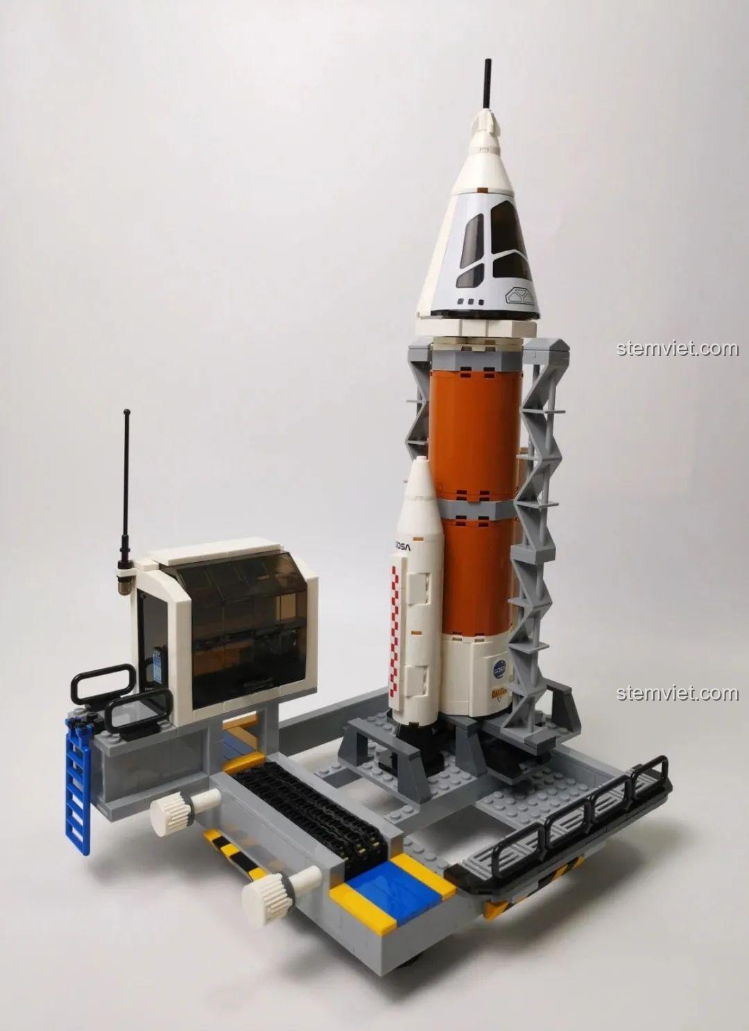 Tên lửa GUDI 10804 được đặt vững chắc trên bệ phóng, hai giá đỡ tự động kẹp chặt, sẵn sàng cho giờ phút cất cánh.