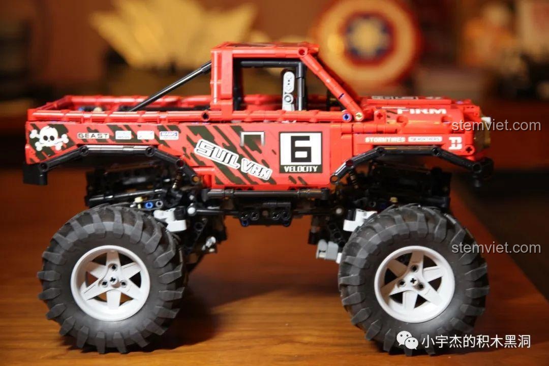 Góc nhìn ngang của mô hình Happy Build XQ1212D Xe Tải Quái Vật hoàn chỉnh, nổi bật với bộ lốp lớn và decal cá tính.