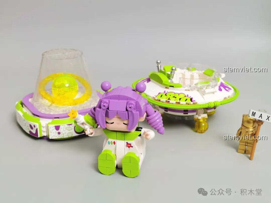 Các bộ phận có thể tháo rời của bộ iambrick 30202: nhân vật, phi thuyền và đế đèn.