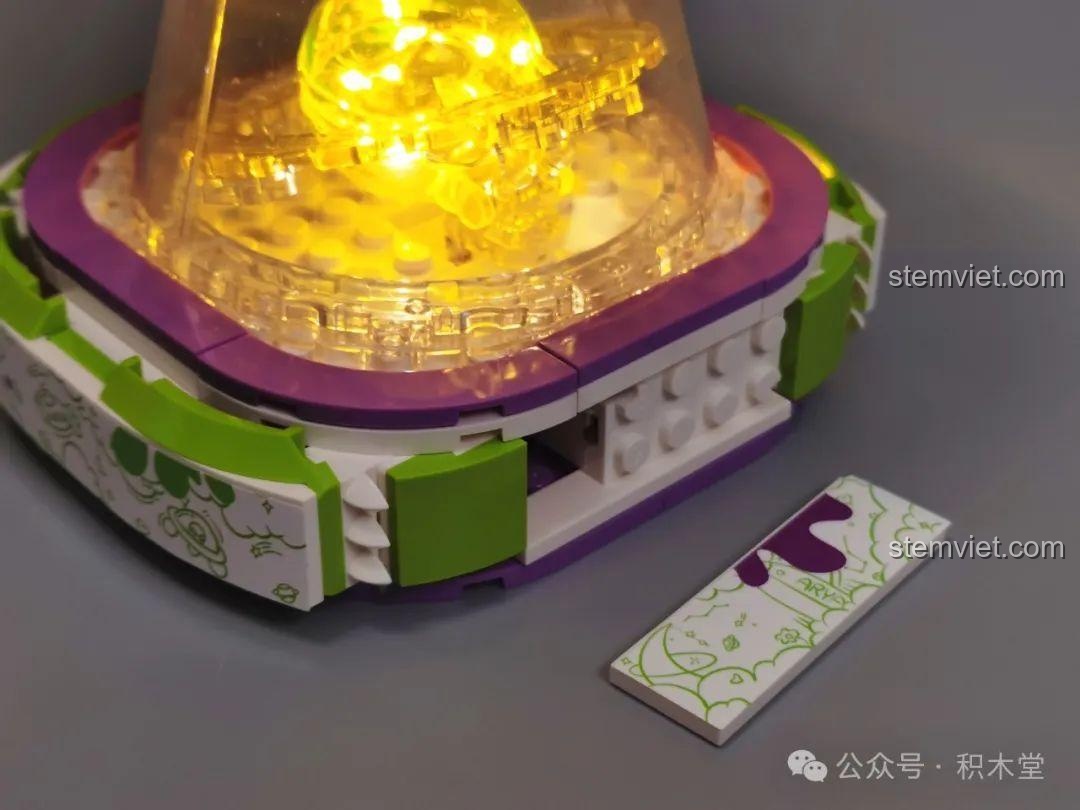 Vị trí công tắc đèn được giấu sau một mảnh ghép trên đế của mô hình iambrick 30202.