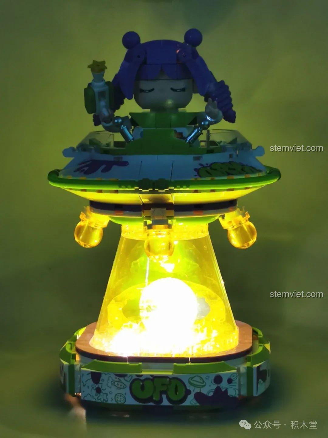 Mô hình iambrick 30202 phát sáng trong bóng tối, tạo hiệu ứng đèn ngủ huyền ảo.