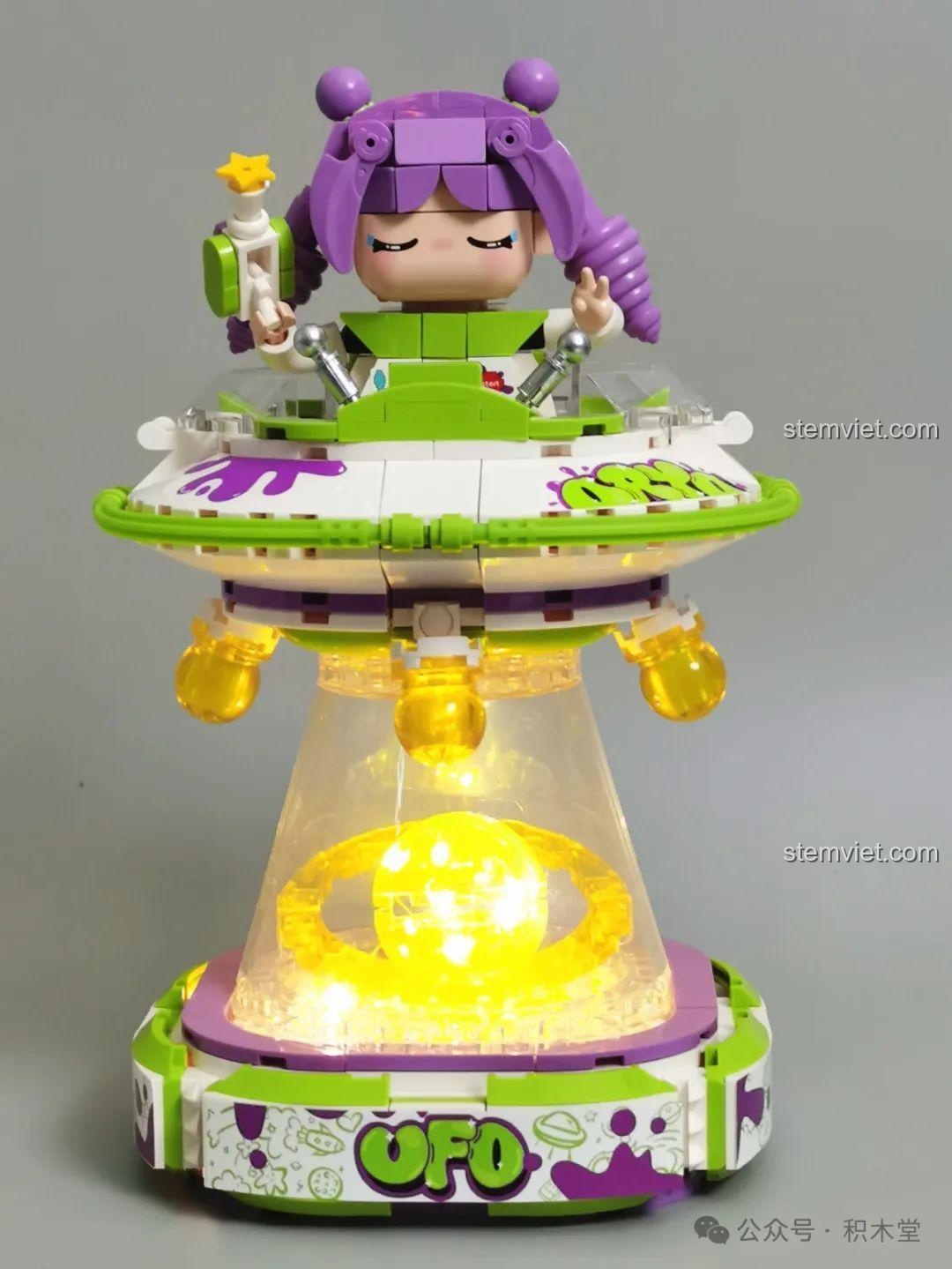 Mô hình Đèn Ngủ UFO iambrick 30202 phát sáng rực rỡ, sẵn sàng làm đèn ngủ cho bé.