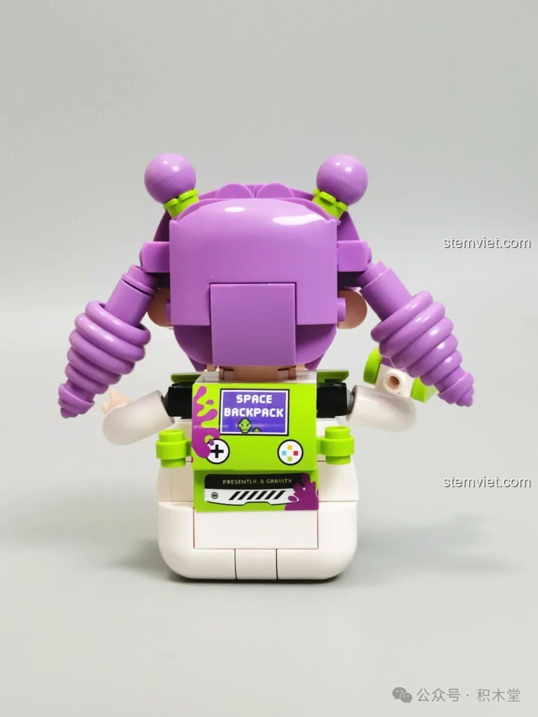 Mặt sau của mô hình phi hành gia nhí iambrick 30202 với chi tiết ba lô không gian.