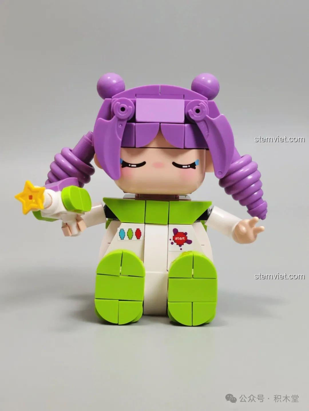 Cận cảnh mô hình phi hành gia nhí iambrick 30202 với biểu cảm đáng yêu và súng ngôi sao.