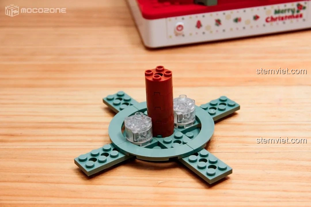 Cấu trúc trung tâm của Hộp nhạc Giáng Sinh Xoay Tự Động JAKI JK1365, với các thanh đỡ và chi tiết trang trí màu đỏ, tạo nên khung sườn cho vòng quay.