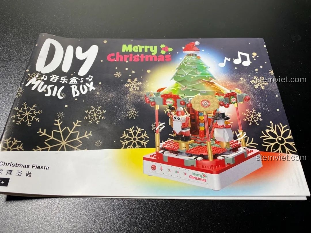 Sách hướng dẫn lắp ráp của Hộp nhạc Giáng Sinh Xoay Tự Động JAKI JK1365, với hình ảnh minh họa rõ ràng. Đồ chơi lắp ráp Giáng Sinh có nhạc.