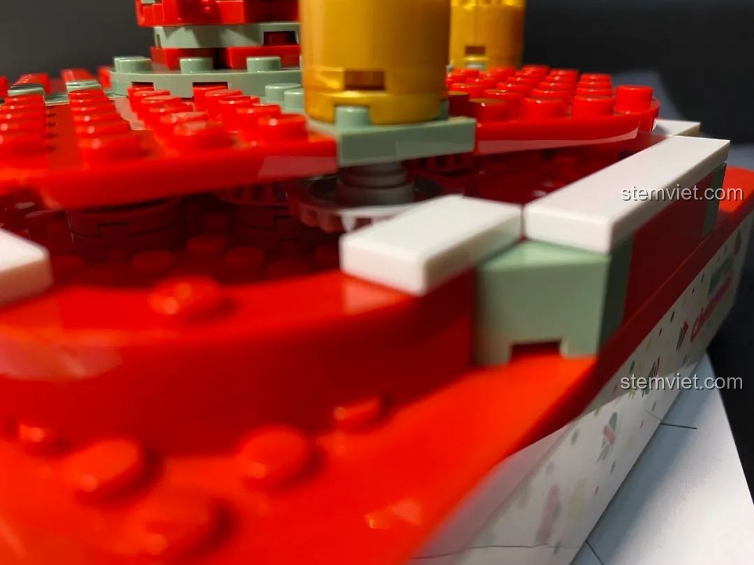 Cận cảnh cơ chế bánh răng ăn khớp của Hộp nhạc Giáng Sinh Xoay Tự Động JAKI JK1365, đảm bảo chuyển động mượt mà. Đồ chơi lắp ráp Giáng Sinh có nhạc.