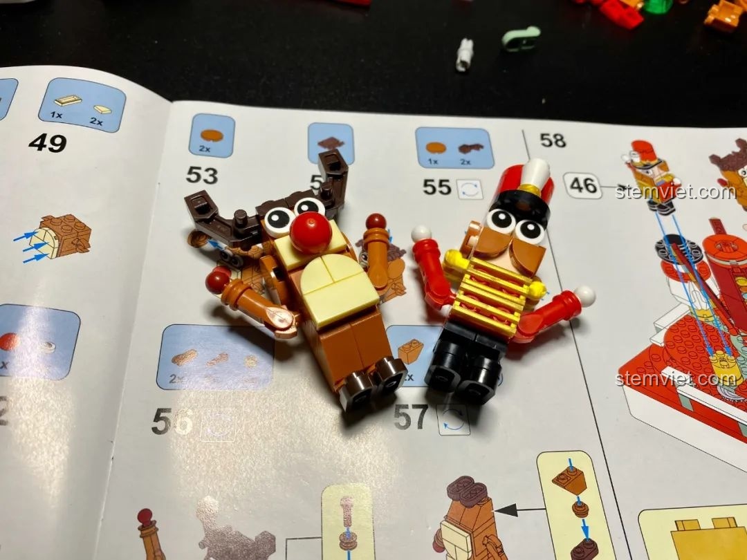 Quá trình lắp ráp nhân vật Lính chì Nutcracker và Tuần lộc cho Hộp nhạc Giáng Sinh Xoay Tự Động JAKI JK1365. Đồ chơi lắp ráp Giáng Sinh có nhạc.