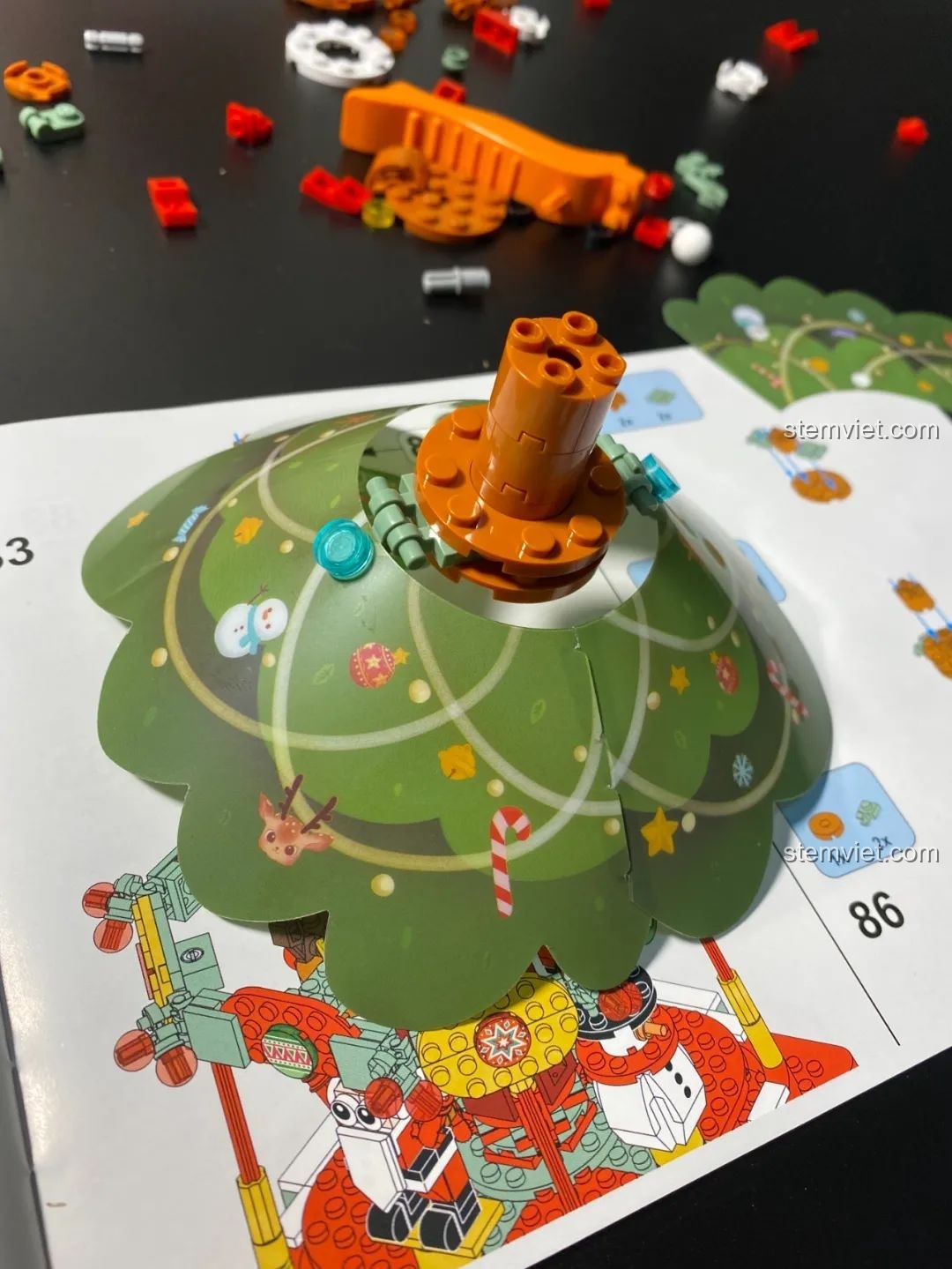Quá trình lắp ráp cây thông Giáng Sinh từ các tấm nhựa dẻo cho Hộp nhạc Giáng Sinh Xoay Tự Động JAKI JK1365. Đồ chơi lắp ráp Giáng Sinh có nhạc.