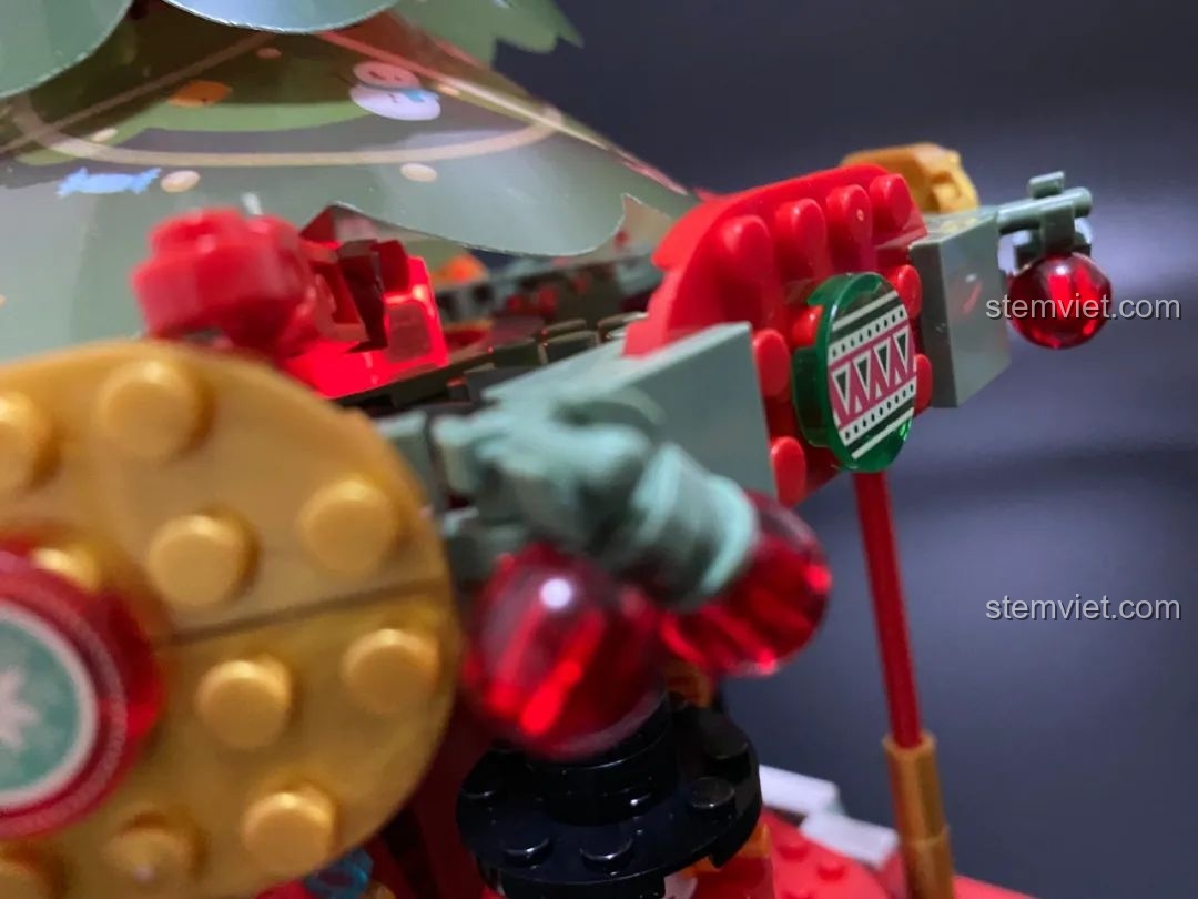 Mô hình Hộp nhạc Giáng Sinh Xoay Tự Động JAKI JK1365 hoàn thiện, nhìn từ nhiều góc độ. Đồ chơi lắp ráp Giáng Sinh có nhạc.