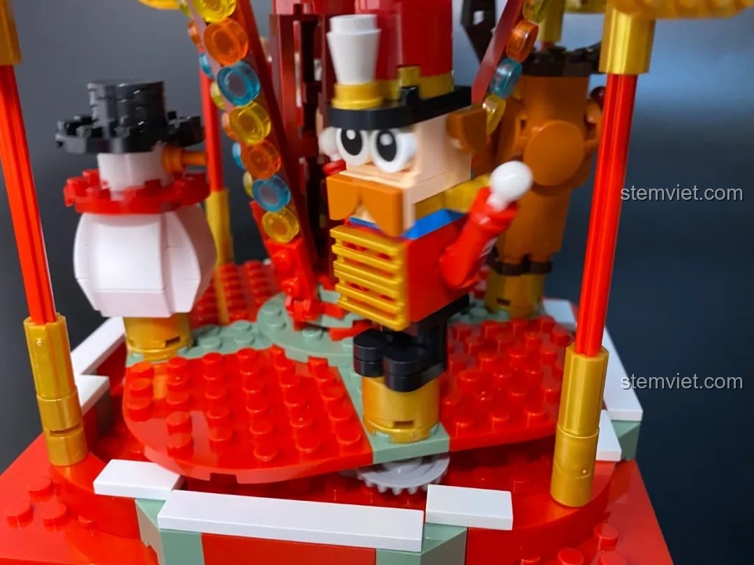 Cận cảnh các nút điều khiển cảm ứng trên đế nhạc của Hộp nhạc Giáng Sinh Xoay Tự Động JAKI JK1365. Đồ chơi lắp ráp Giáng Sinh có nhạc.