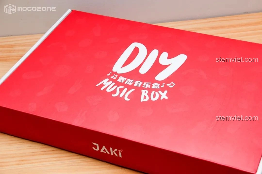 Góc nghiêng hộp đồ chơi Hộp nhạc Giáng Sinh Xoay Tự Động JAKI JK1365, nổi bật dòng chữ