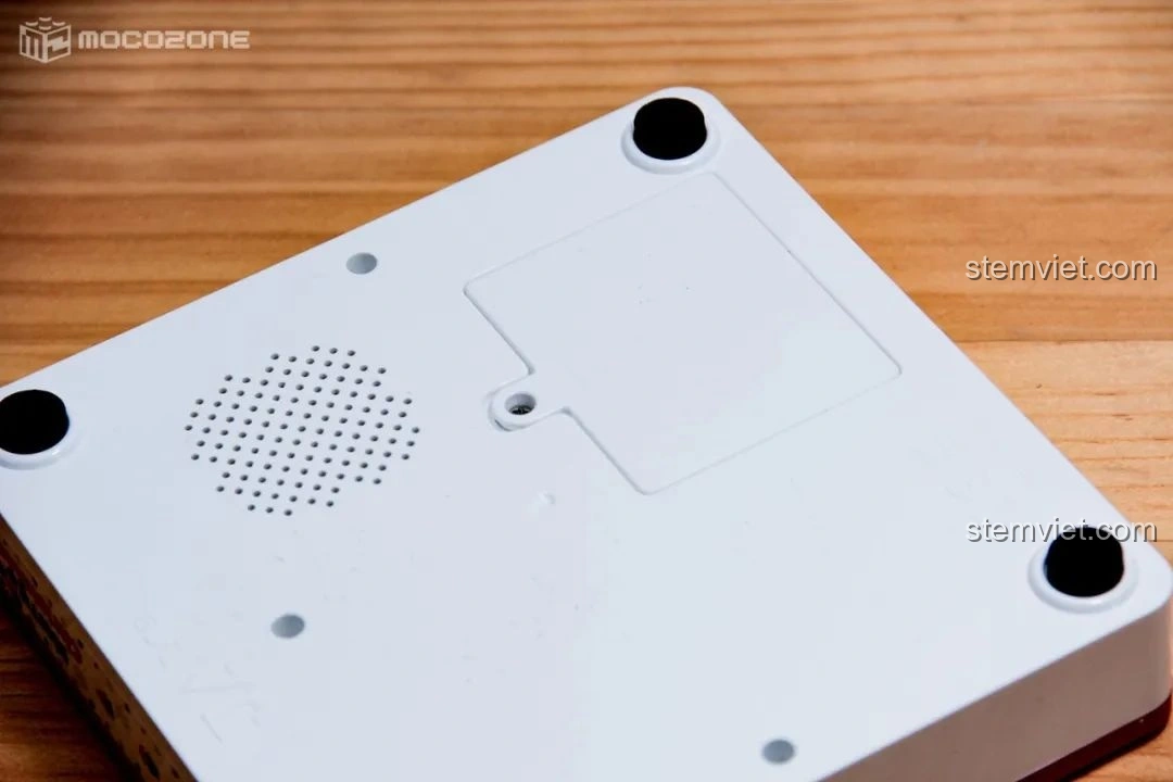 Mặt dưới đế nhạc của Hộp nhạc Giáng Sinh Xoay Tự Động JAKI JK1365, có ngăn chứa pin AA và lỗ loa.