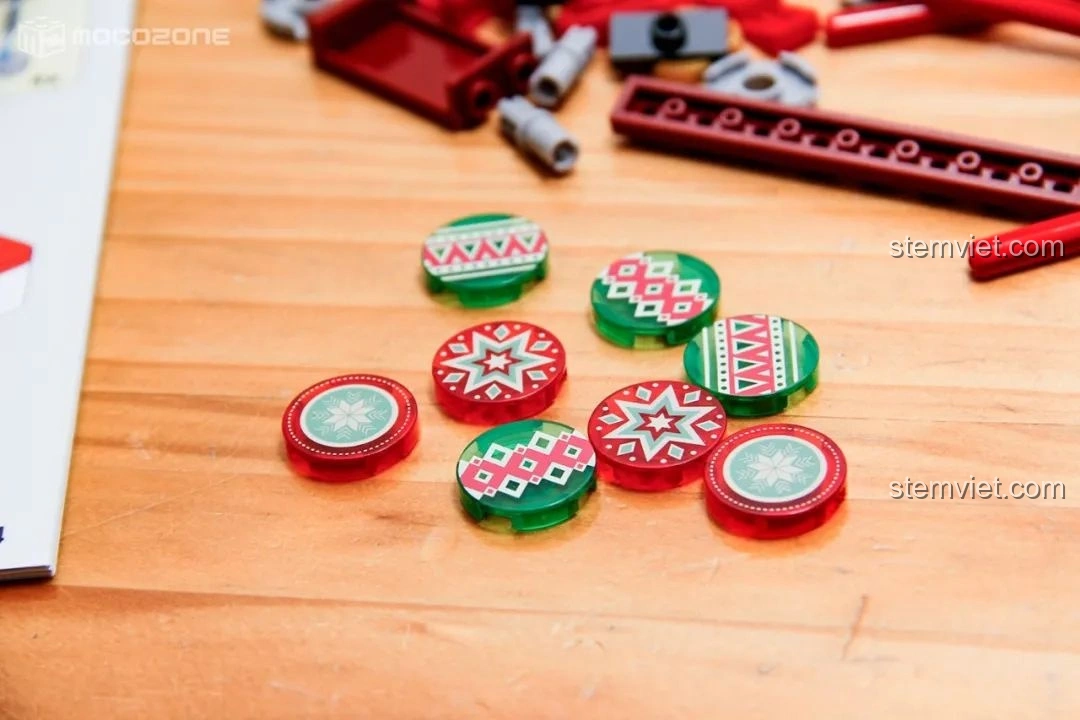 Các mảnh ghép tròn in họa tiết Giáng Sinh của Hộp nhạc Giáng Sinh Xoay Tự Động JAKI JK1365, chi tiết sắc nét, màu sắc tươi sáng.