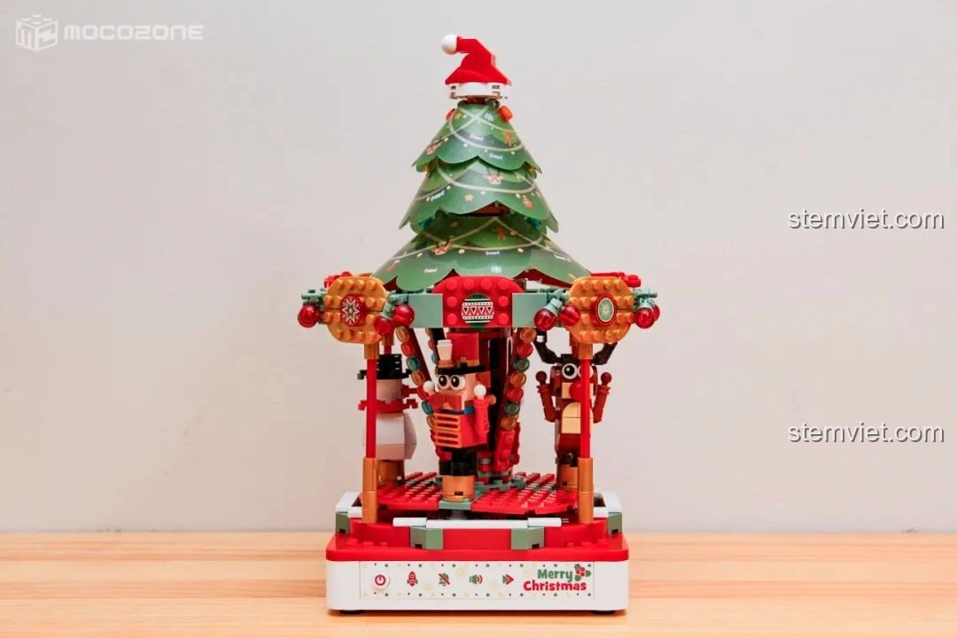 Mô hình Hộp nhạc Giáng Sinh Xoay Tự Động JAKI JK1365 hoàn chỉnh, với chiếc mũ ông già Noel nhỏ xinh trên đỉnh cây thông, tạo điểm nhấn độc đáo.