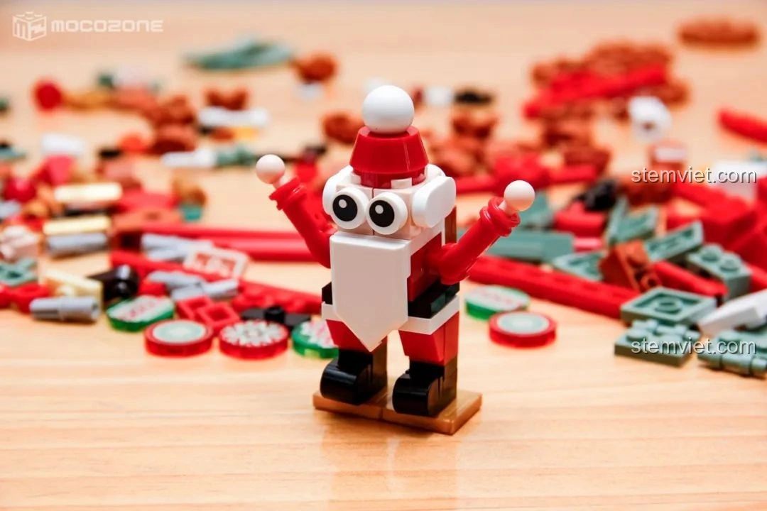 Minifigure Ông già Noel đáng yêu của Hộp nhạc Giáng Sinh Xoay Tự Động JAKI JK1365, với thiết kế ngộ nghĩnh và màu sắc tươi sáng.