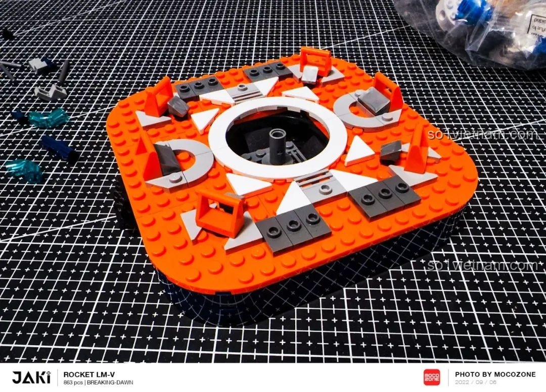 Phần đế của JAKI JK8501 Tên lửa Bình Minh 5 đang dần hình thành, với các chi tiết màu cam và xám tạo điểm nhấn. Đánh giá JAKI JK8501.