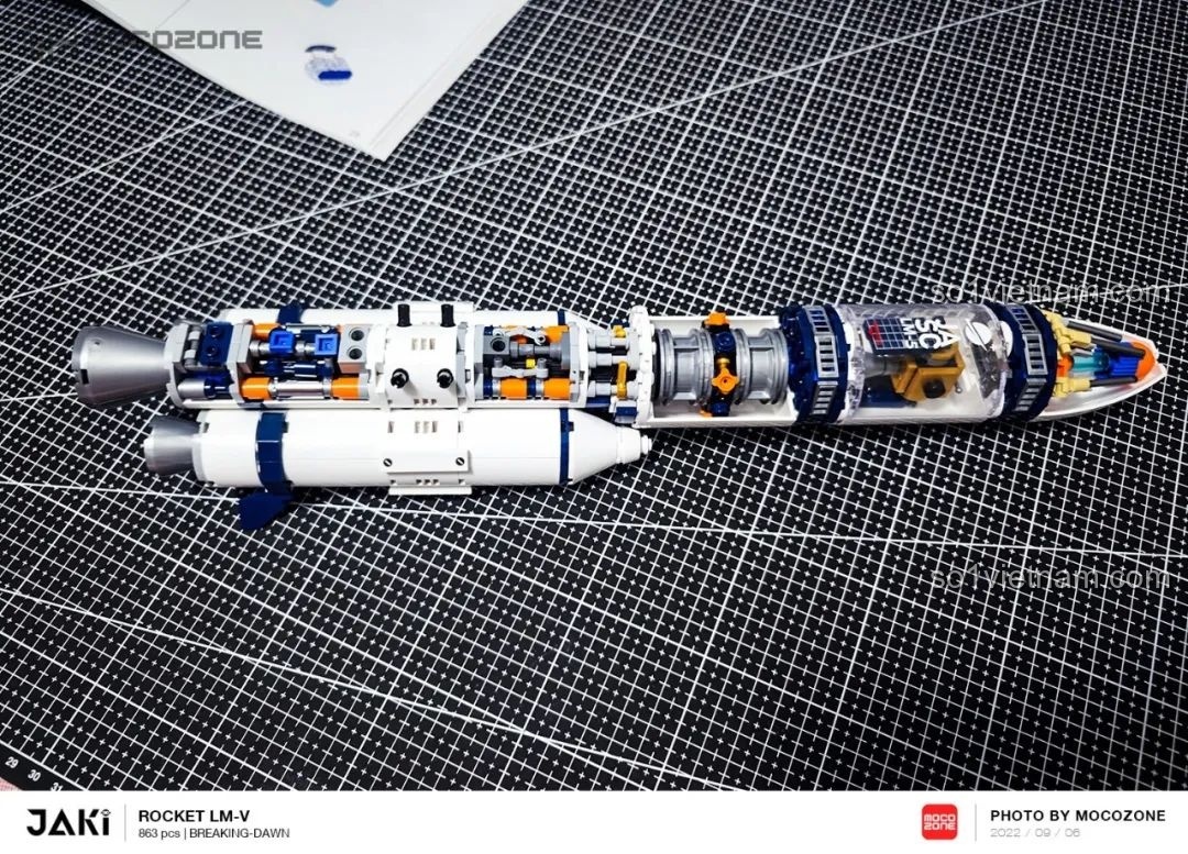 Hai bộ phận đẩy phụ với vỏ ngoài truyền thống của JAKI JK8501 Tên lửa Bình Minh 5, cho thấy sự đa dạng trong thiết kế. Đánh giá JAKI JK8501.