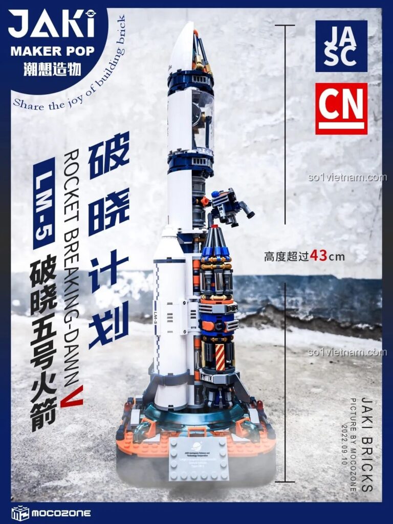 Mô hình tên lửa Bình Minh 5 JAKI JK8501 hoàn chỉnh cao 43cm, với một nửa thân trong suốt lộ chi tiết bên trong, đặt trên đế vững chắc. Đánh giá JAKI JK8501.