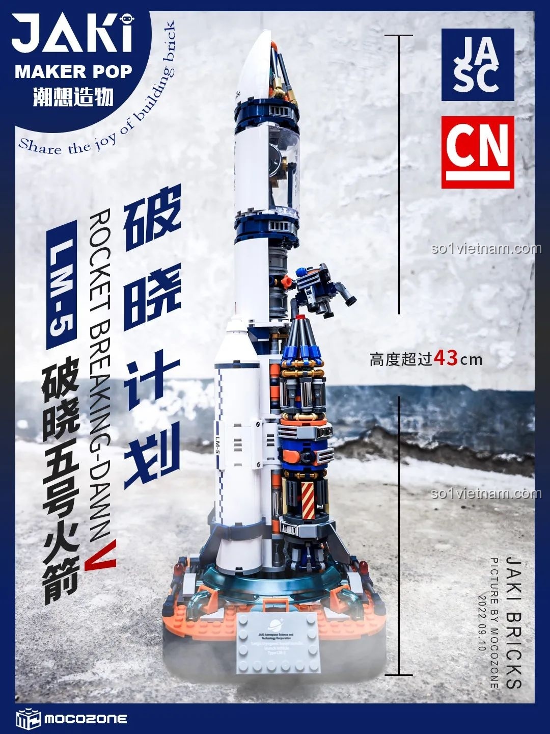 Mô hình tên lửa Bình Minh 5 JAKI JK8501 hoàn chỉnh cao 43cm, với một nửa thân trong suốt lộ chi tiết bên trong, đặt trên đế vững chắc. Đánh giá JAKI JK8501.
