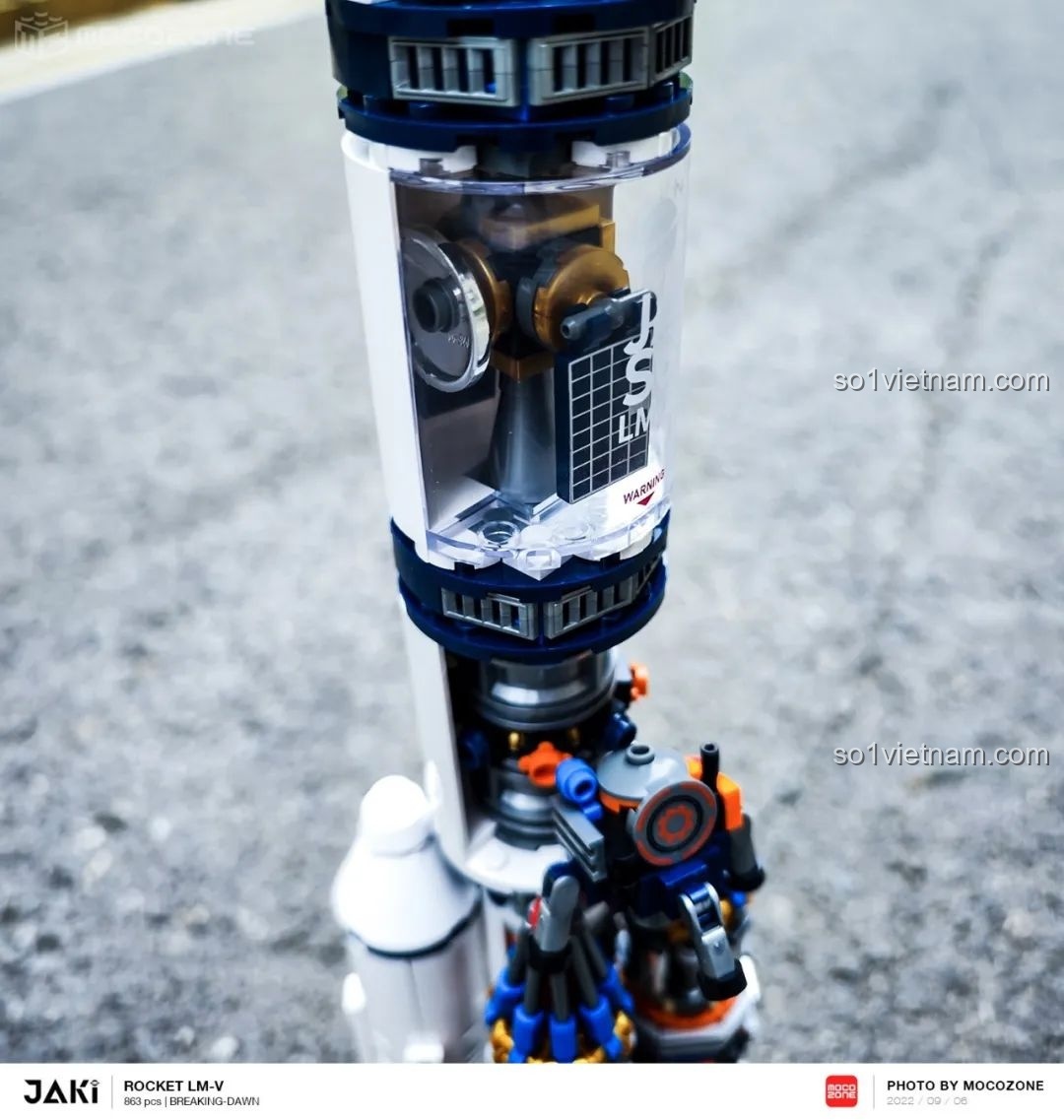 Cận cảnh đế tên lửa JAKI JK8501 Tên lửa Bình Minh 5 chụp ngoài trời, cho thấy sự vững chắc và các chi tiết trang trí. Đánh giá JAKI JK8501.