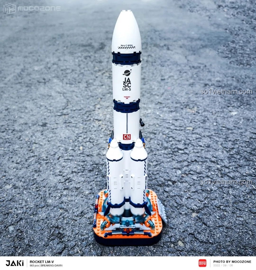 Mô hình tên lửa JAKI JK8501 Tên lửa Bình Minh 5 chụp ngoài trời, khoe mặt vỏ ngoài truyền thống. Đánh giá JAKI JK8501.