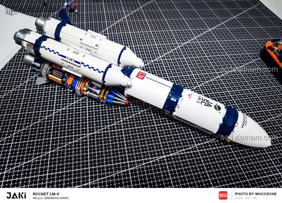 Góc nhìn khác của tên lửa JAKI JK8501 Tên lửa Bình Minh 5 với hai bộ phận đẩy phụ, cho thấy sự hài hòa trong thiết kế tổng thể. Đánh giá JAKI JK8501.