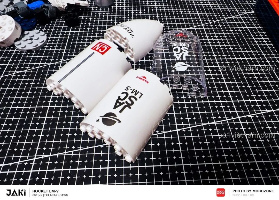 Các mảnh vỏ tên lửa của JAKI JK8501 Tên lửa Bình Minh 5, bao gồm cả phần trong suốt độc đáo, sẵn sàng cho việc lắp ráp. Đánh giá JAKI JK8501.